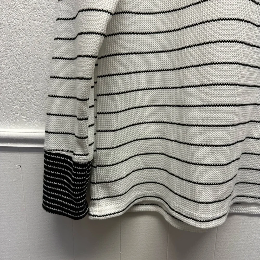 Women’s Sz Lg Long Sleeve Scoop Neck 1/4 Button Up Tee, V492 - Picture 4 of 8